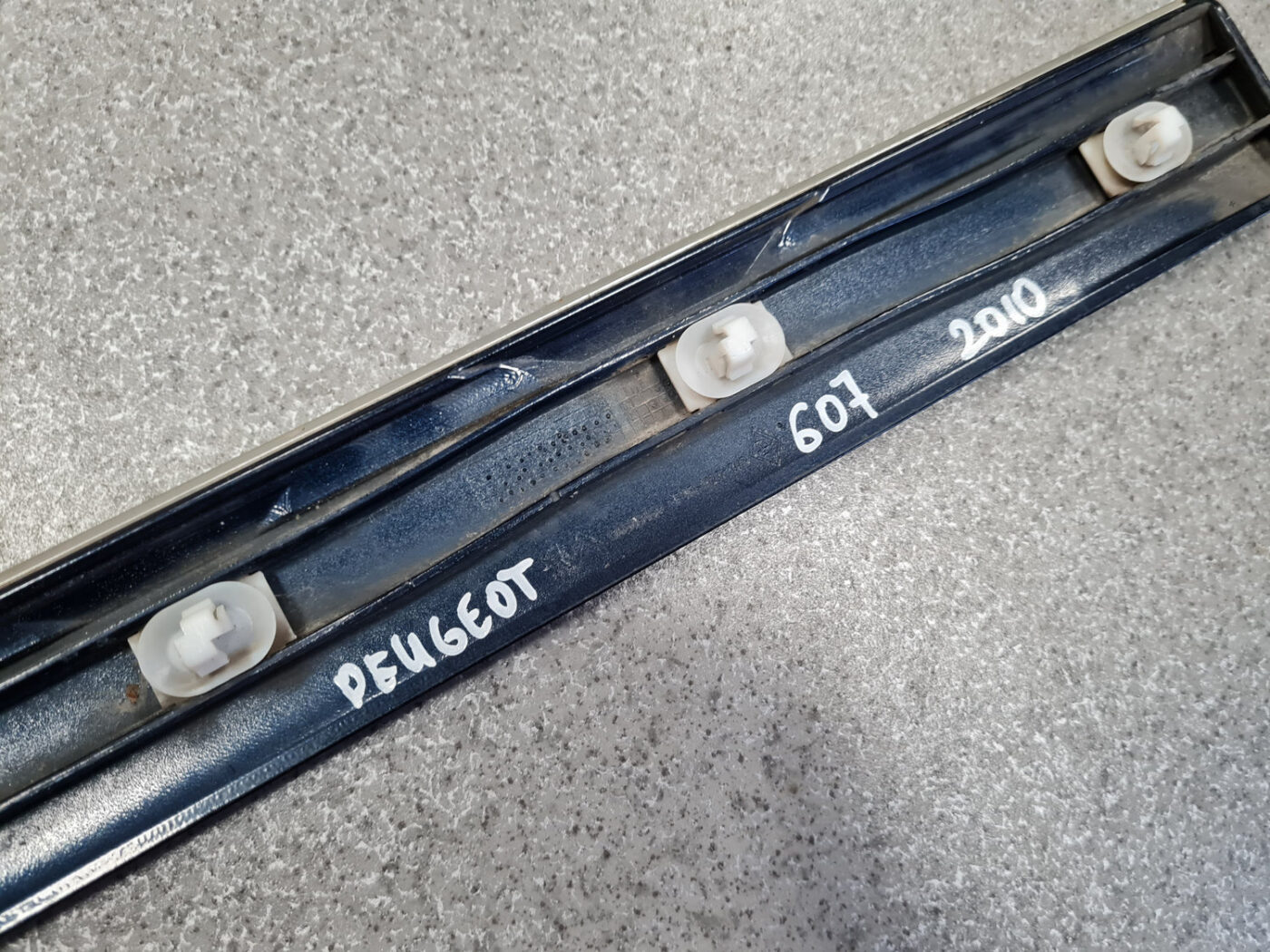 Priekšējo labo durvju moldings priekš PEUGEOT 607 2010