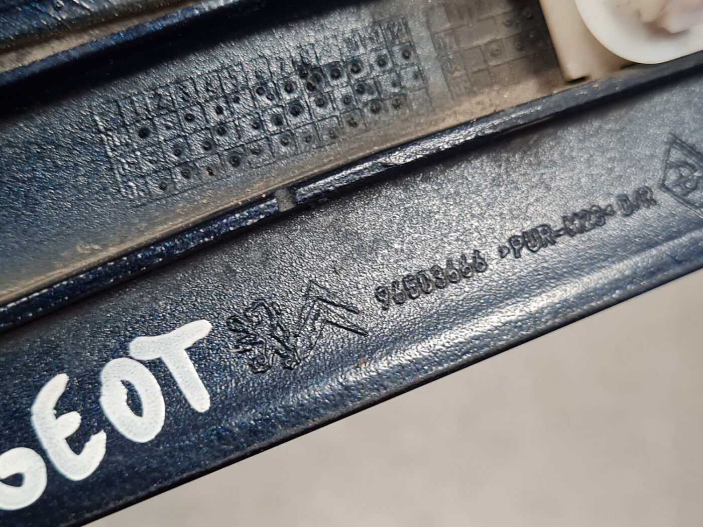 Priekšējo labo durvju moldings priekš PEUGEOT 607 2010