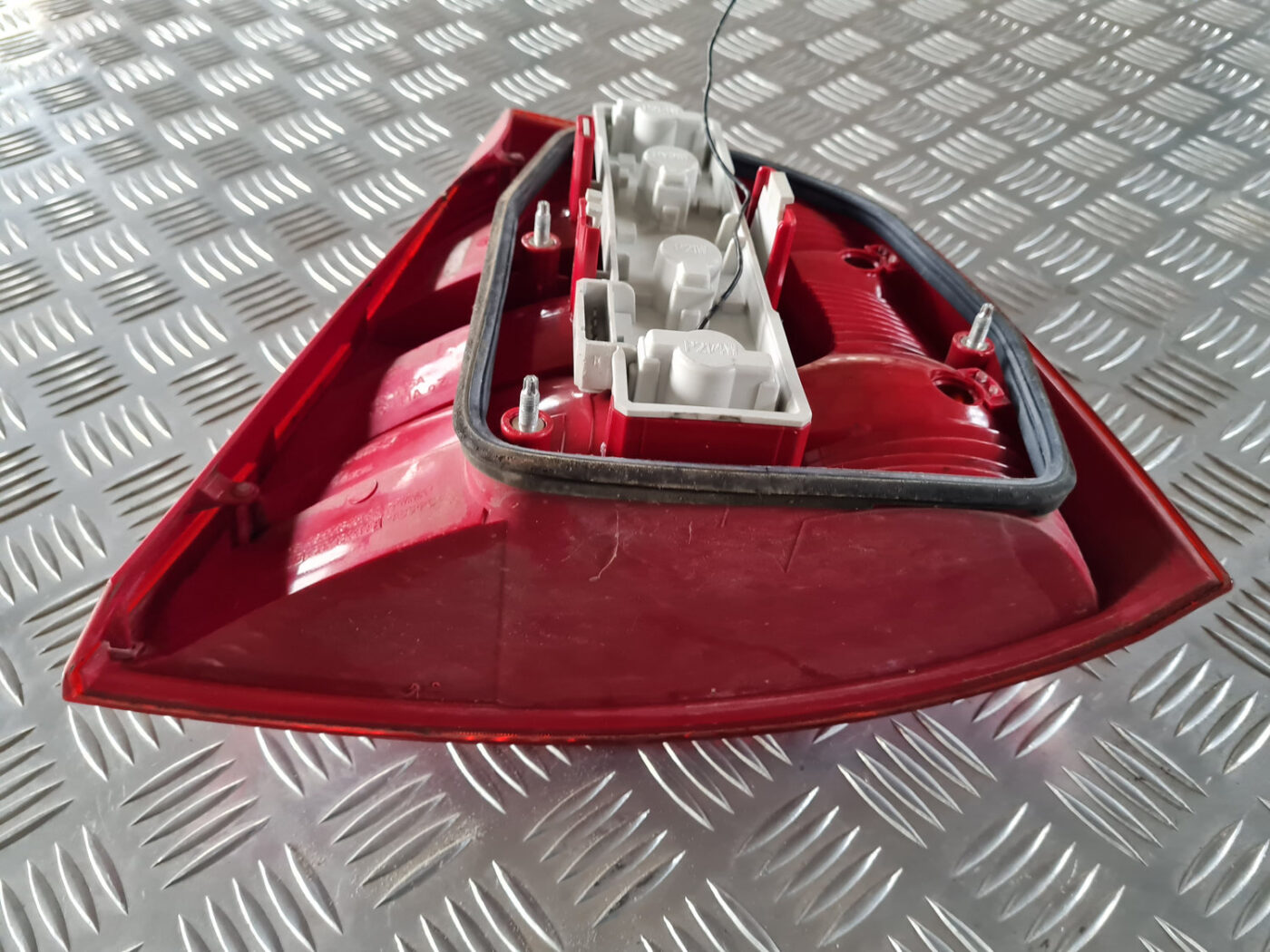 Aizmugurējais kreisais lukturis priekš ŠKODA OCTAVIA 2007 4 Aizmugurējais kreisais lukturis priekš ŠKODA OCTAVIA 2007