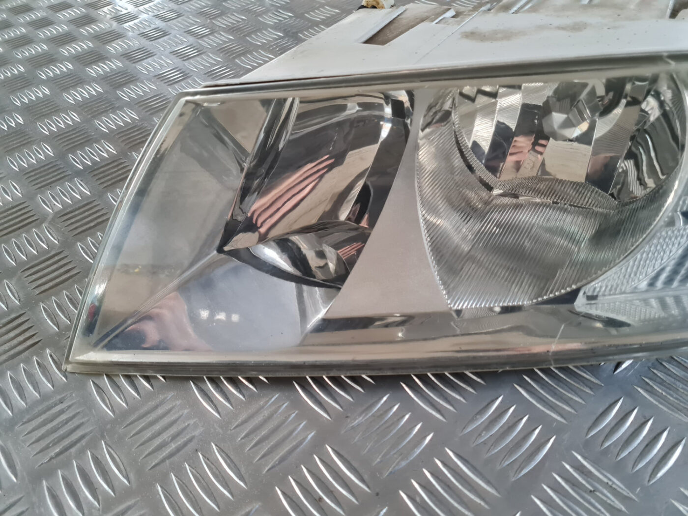 Priekšējais kreisais lukturis priekš ŠKODA OCTAVIA 2007 2 Priekšējais kreisais lukturis priekš ŠKODA OCTAVIA 2007