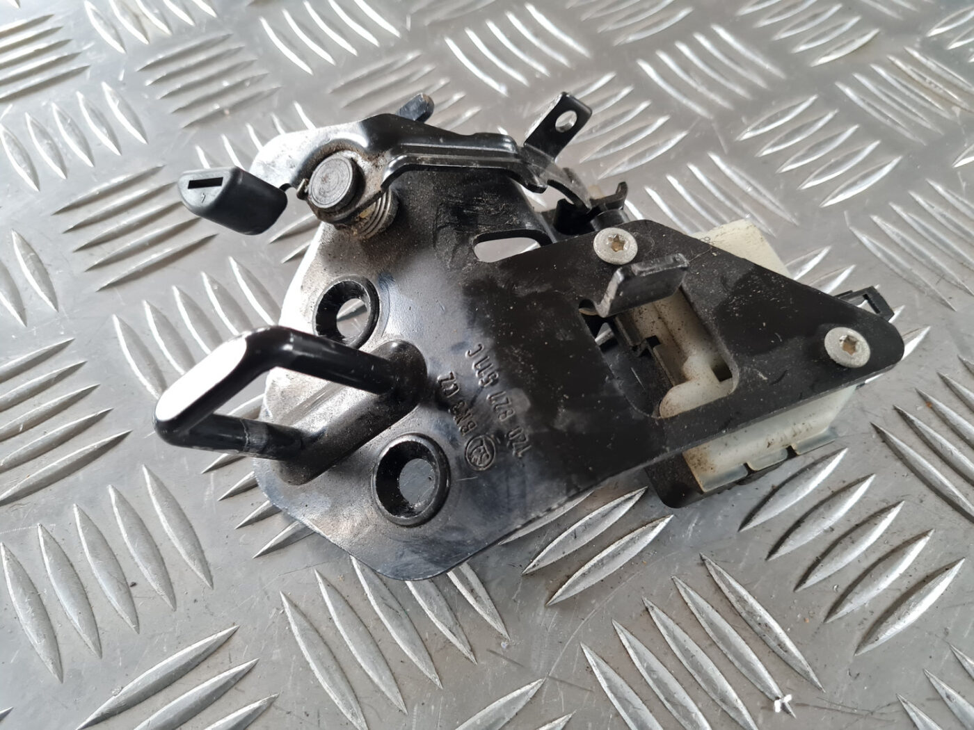 Bagažnieka vāka slēdzenes cilpa priekš ŠKODA OCTAVIA 2007 2 Bagažnieka vāka slēdzenes cilpa priekš ŠKODA OCTAVIA 2007