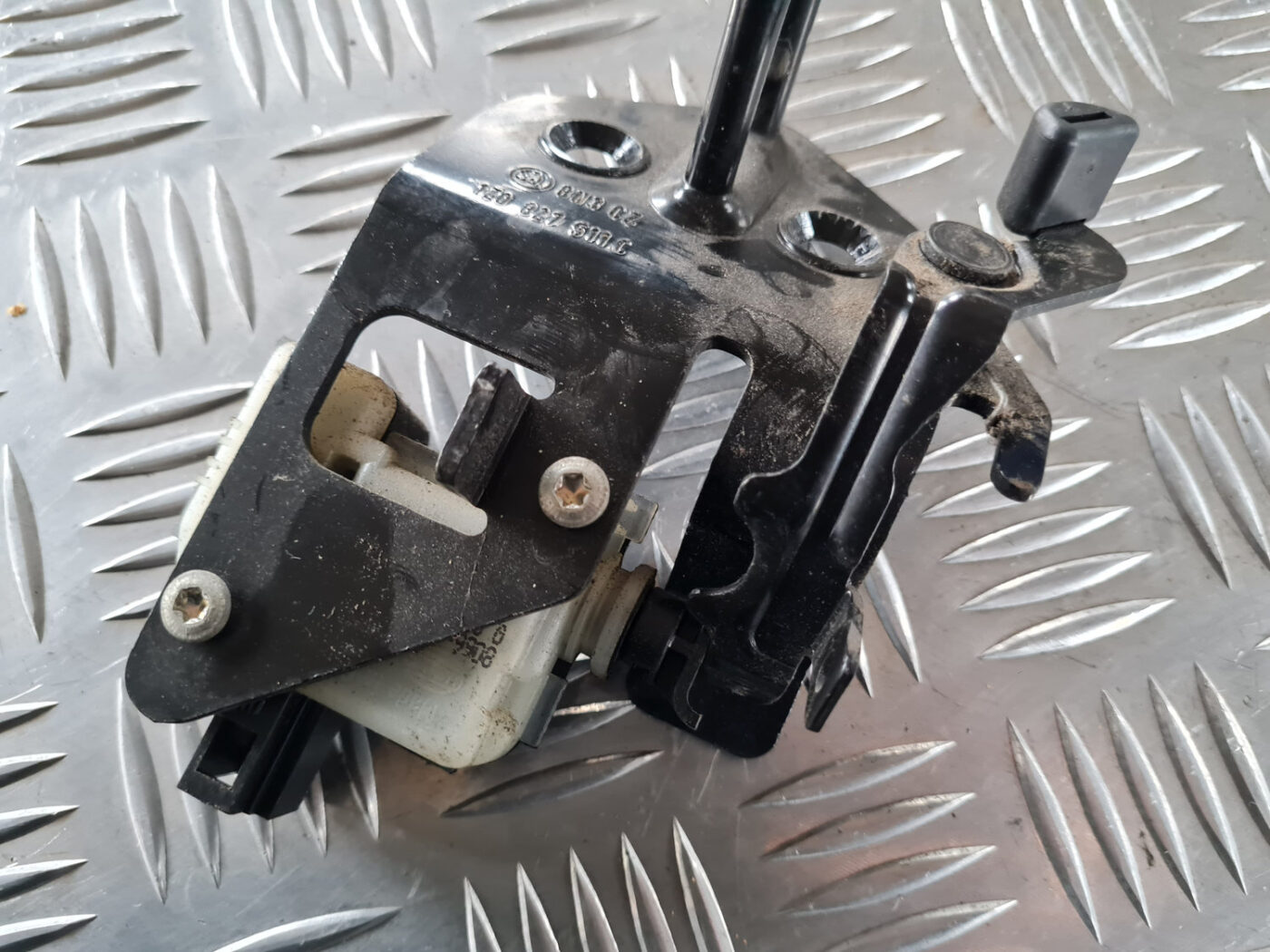 Bagažnieka vāka slēdzenes cilpa priekš ŠKODA OCTAVIA 2007 4 Bagažnieka vāka slēdzenes cilpa priekš ŠKODA OCTAVIA 2007