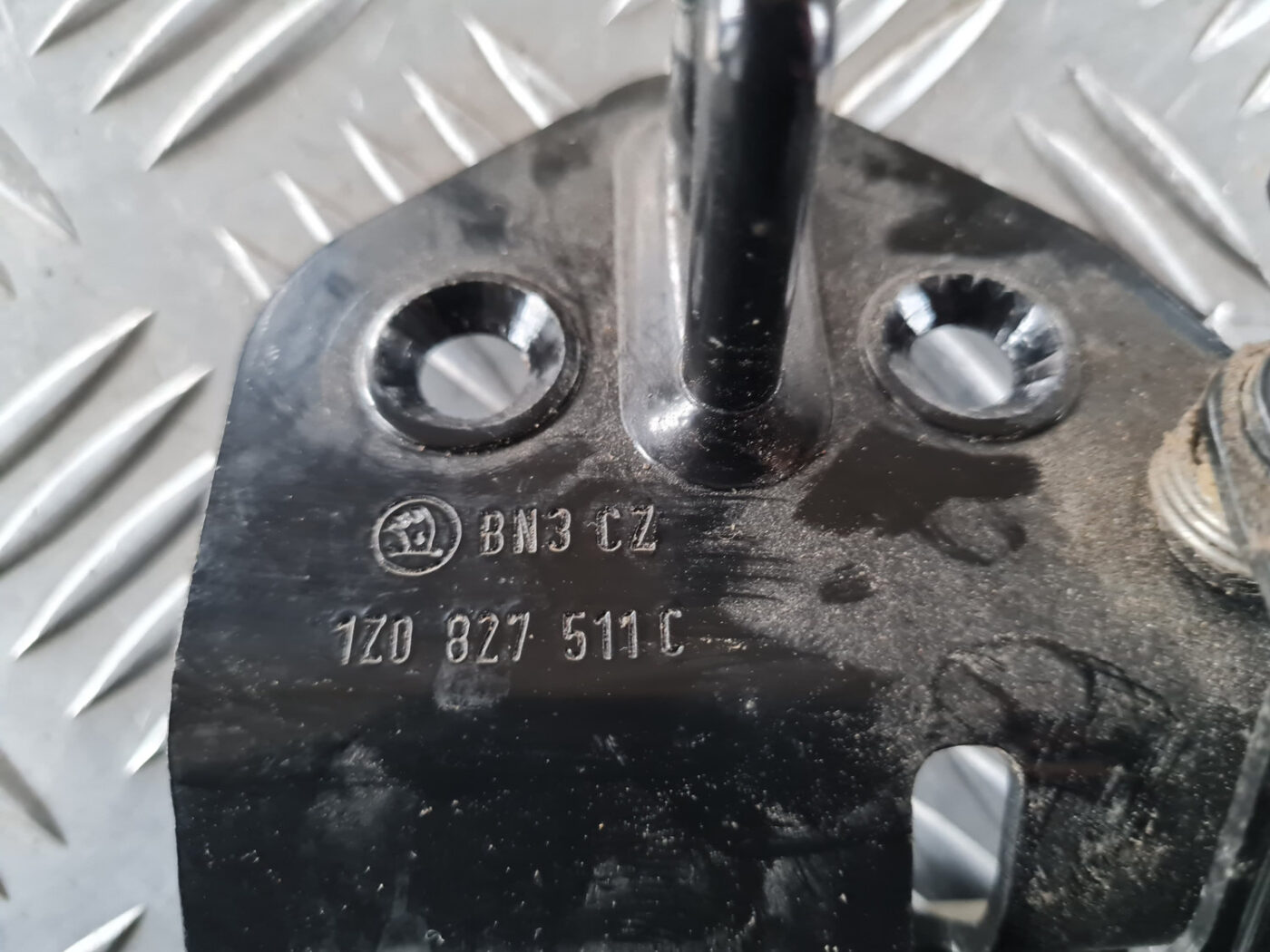 Bagažnieka vāka slēdzenes cilpa priekš ŠKODA OCTAVIA 2007 3 Bagažnieka vāka slēdzenes cilpa priekš ŠKODA OCTAVIA 2007