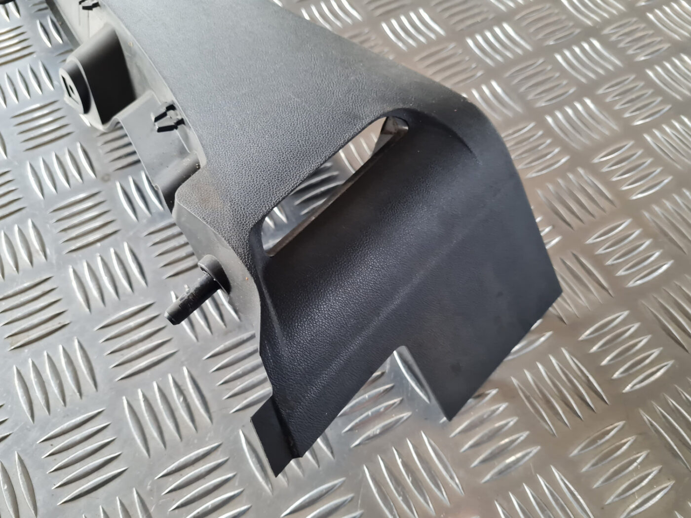 Aizmugures plaukta turētājs priekš ŠKODA OCTAVIA 2007 2 Aizmugures plaukta turētājs priekš ŠKODA OCTAVIA 2007