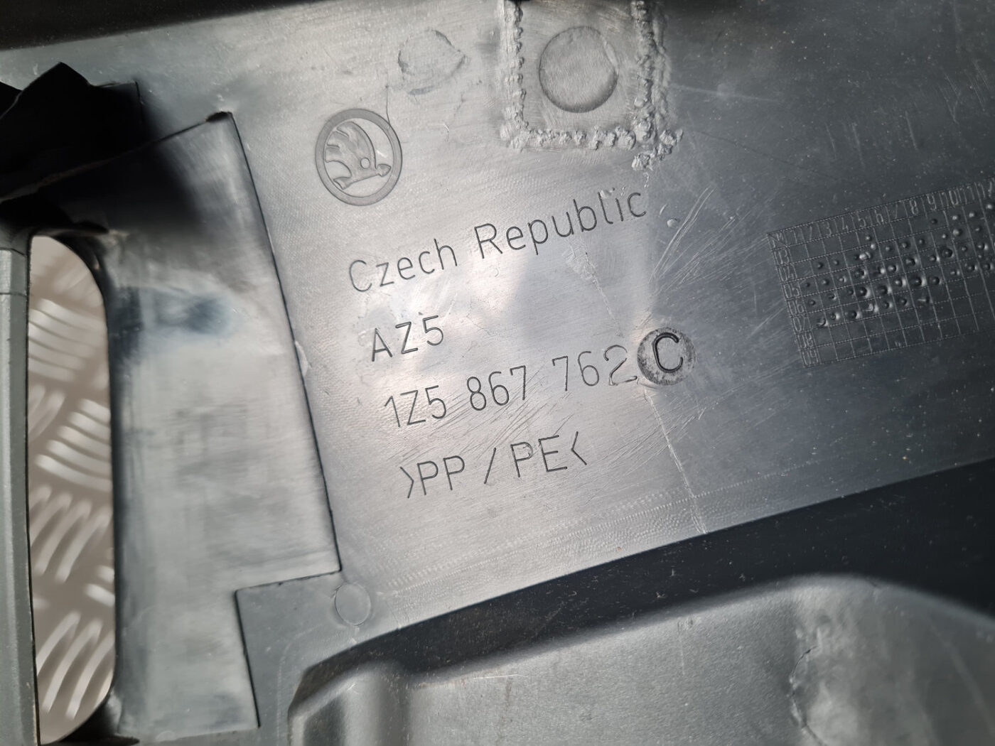 Aizmugures plaukta turētājs priekš ŠKODA OCTAVIA 2007 3 Aizmugures plaukta turētājs priekš ŠKODA OCTAVIA 2007