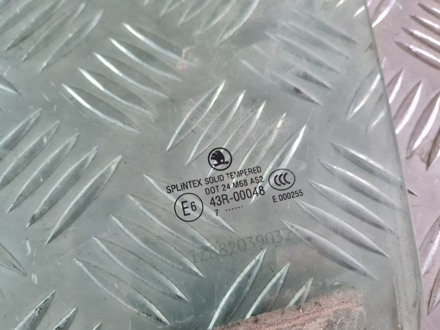 Aizmugurējo kreiso durvju stikls priekš ŠKODA OCTAVIA 2007 2 Aizmugurējo kreiso durvju stikls priekš ŠKODA OCTAVIA 2007