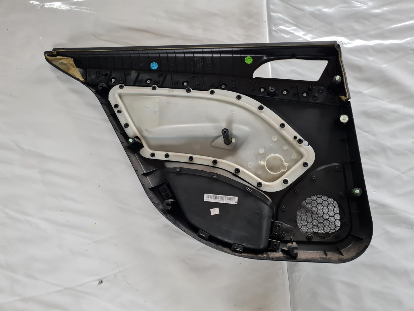 Aizmugurējo labo durvju apdare priekš ŠKODA OCTAVIA 2007 4 Aizmugurējo labo durvju apdare priekš ŠKODA OCTAVIA 2007