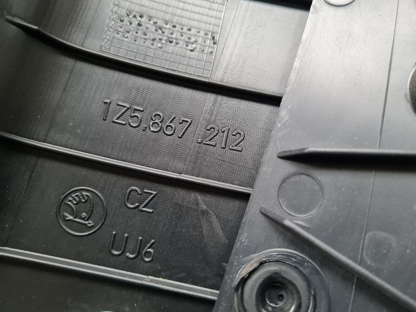 Aizmugurējo labo durvju apdare priekš ŠKODA OCTAVIA 2007 3 Aizmugurējo labo durvju apdare priekš ŠKODA OCTAVIA 2007