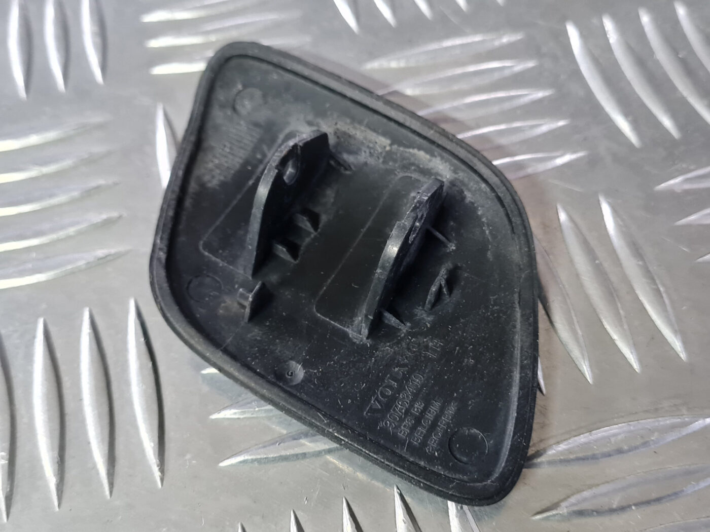 Lukturu mazgātāja sprauslas vāks priekš VOLVO XC 60 2009 5 Lukturu mazgātāja sprauslas vāks priekš VOLVO XC 60 2009