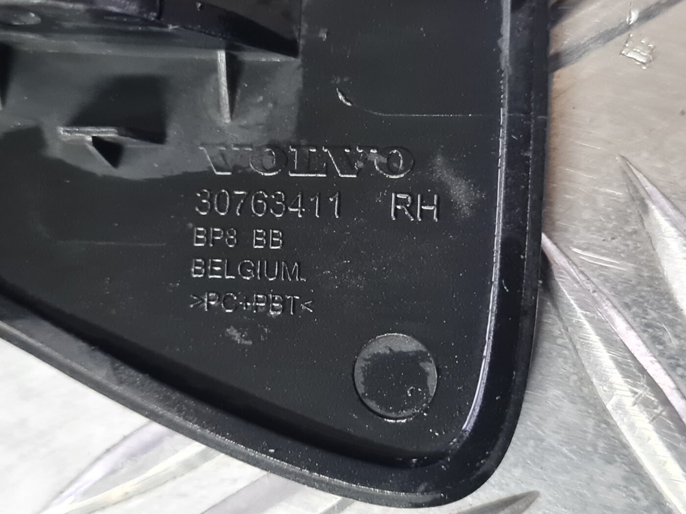 Lukturu mazgātāja sprauslas vāks priekš VOLVO XC 60 2009 3 Lukturu mazgātāja sprauslas vāks priekš VOLVO XC 60 2009