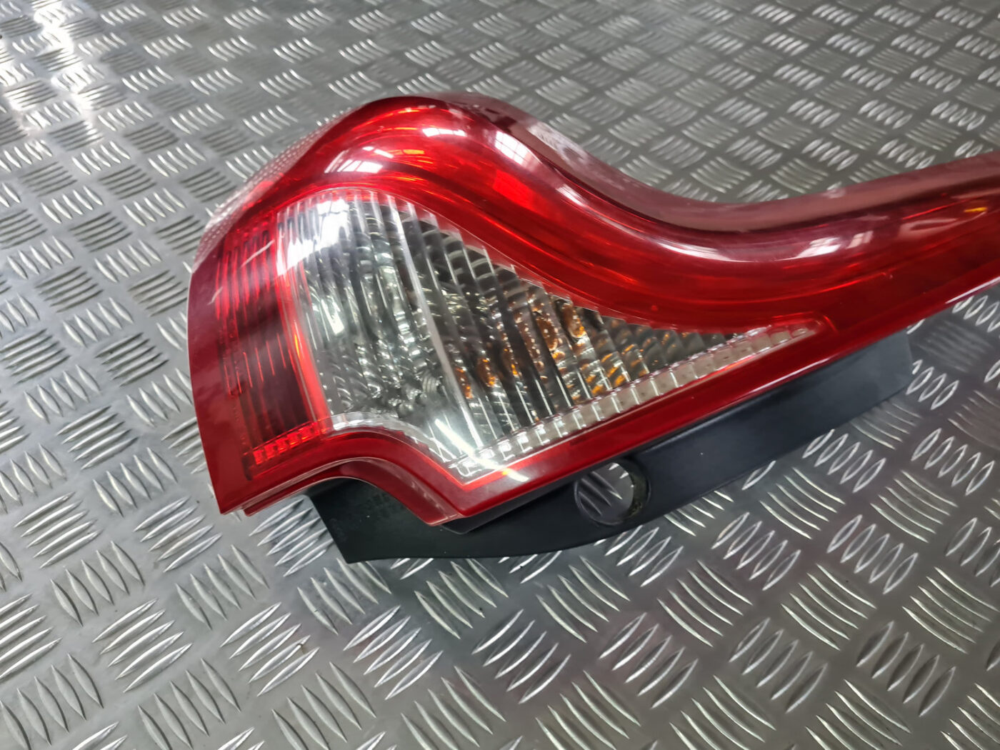 Aizmugurējais kreisais lukturis priekš VOLVO XC 60 2009 2 Aizmugurējais kreisais lukturis priekš VOLVO XC 60 2009