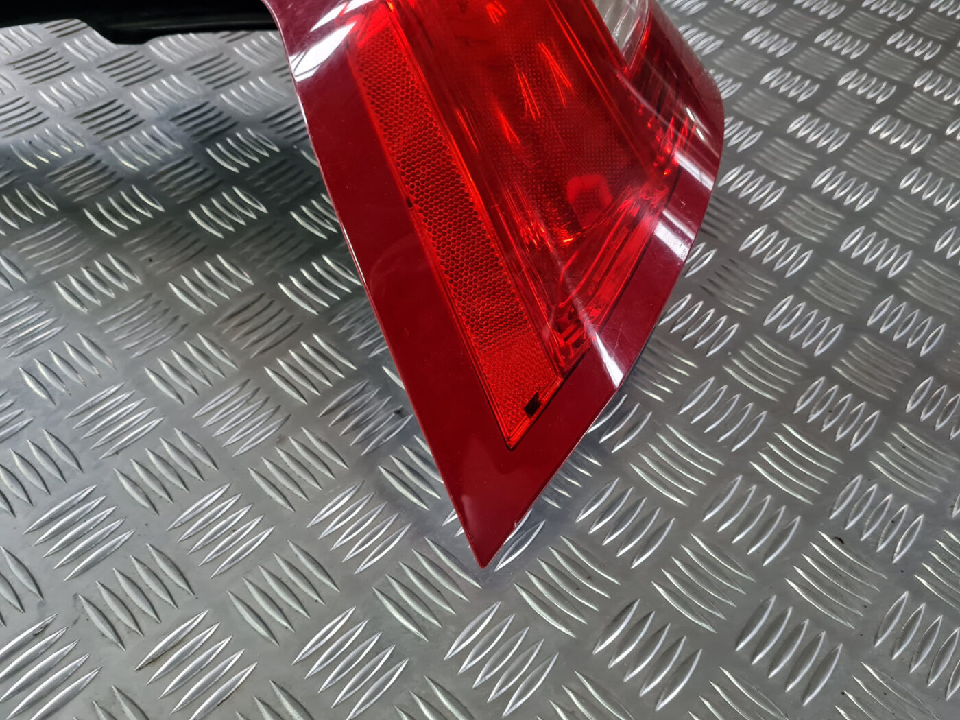 Aizmugurējais kreisais lukturis priekš VOLVO XC 60 2009 11 Aizmugurējais kreisais lukturis priekš VOLVO XC 60 2009