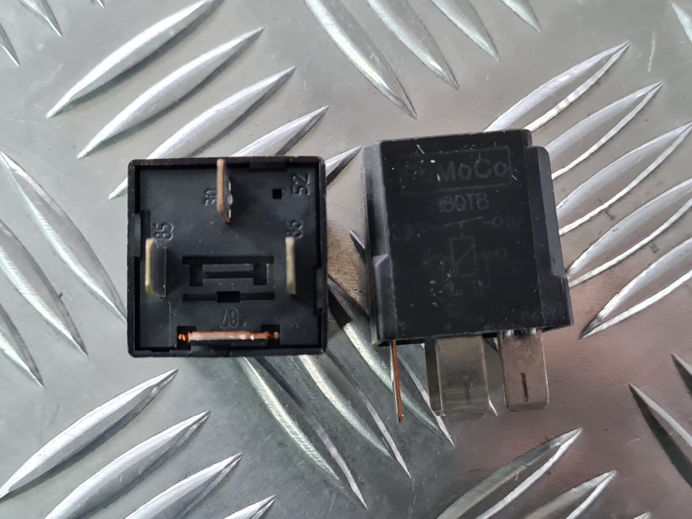 Drošinātāju releja priekš VOLVO XC 60 2009 3 Drošinātāju releja priekš VOLVO XC 60 2009