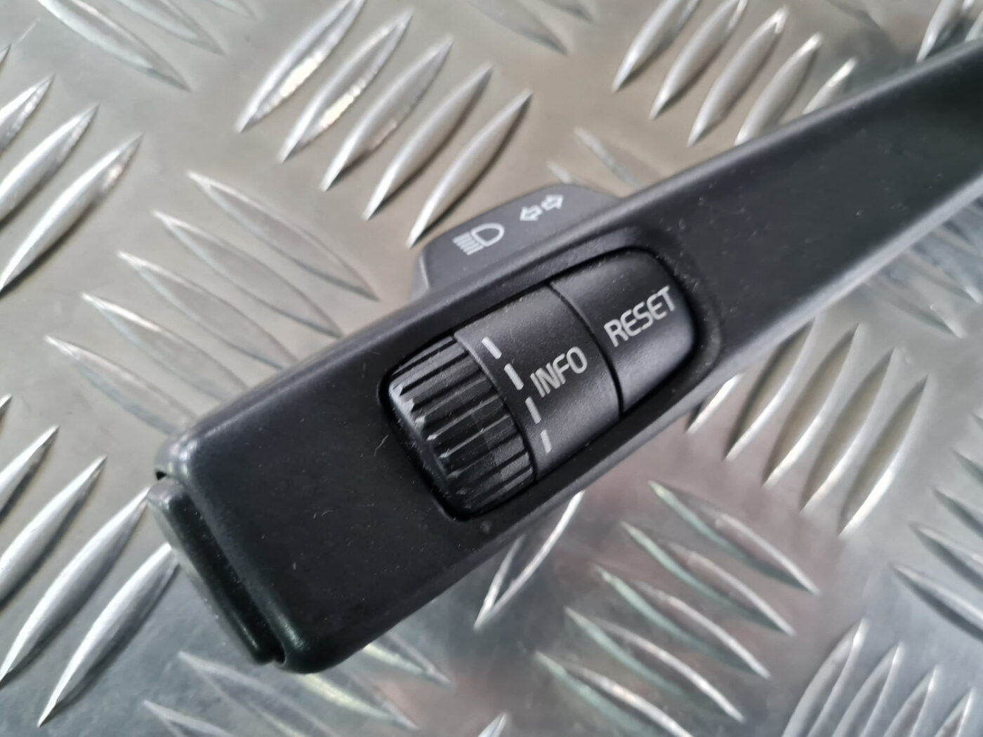 Pagrieziena rādītāju slēdzis priekš VOLVO XC 60 2009