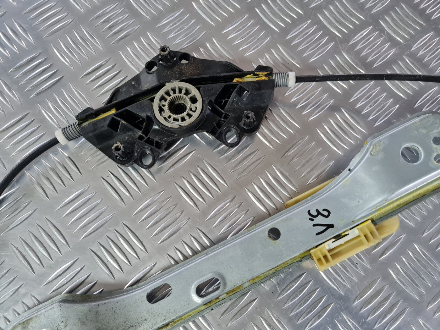 Stikla pacelšanas mehānisms aizmugurējais kreisais priekš VOLVO XC 60 2009 2 Stikla pacelšanas mehānisms aizmugurējais kreisais priekš VOLVO XC 60 2009