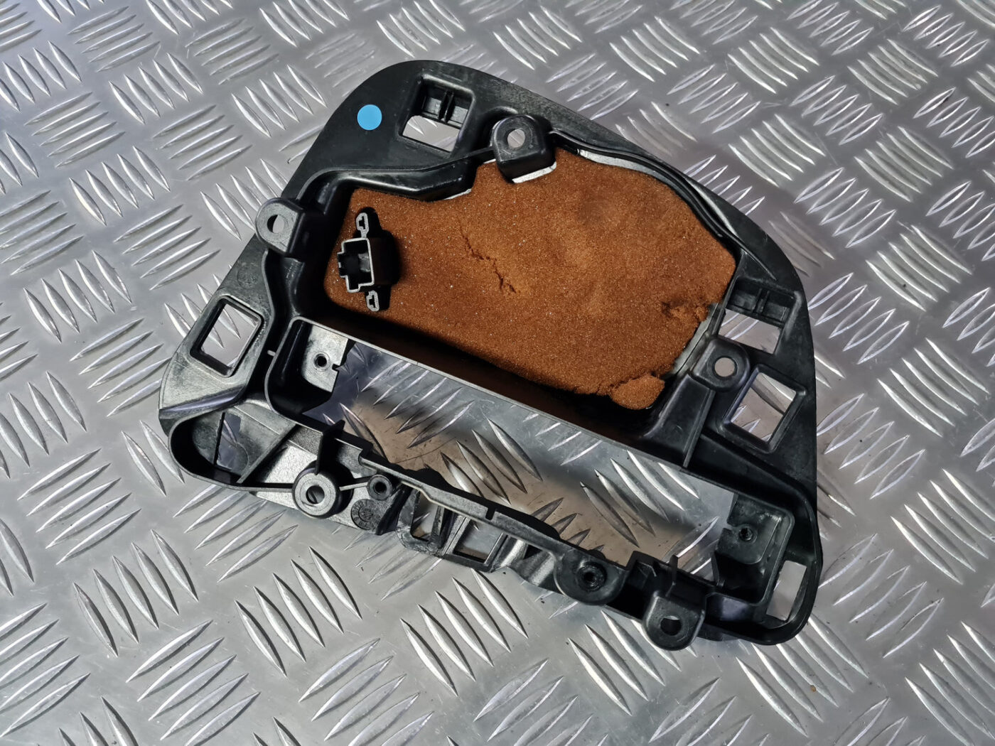 Displeja apdare (uz paneļa) priekš VOLVO XC 60 2009 5 Displeja apdare (uz paneļa) priekš VOLVO XC 60 2009