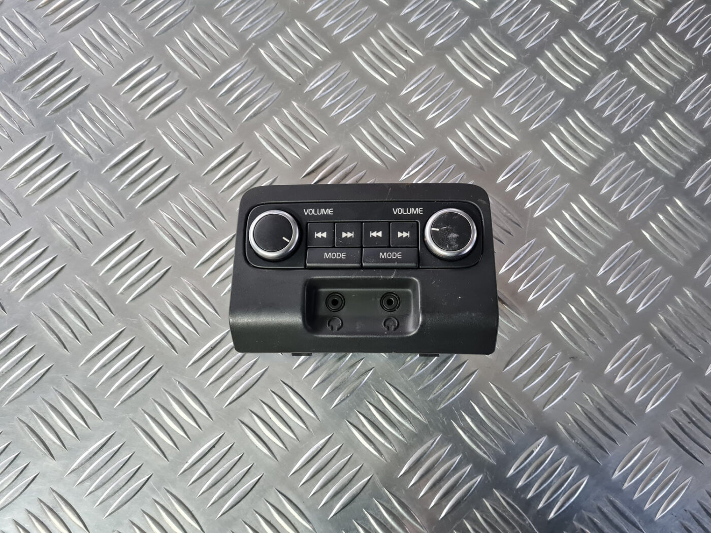 Multimēdijas pārslēgšanas slēdzis priekš VOLVO XC 60 2009 1 Multimēdijas pārslēgšanas slēdzis priekš VOLVO XC 60 2009