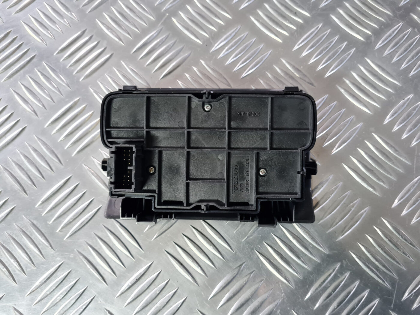 Multimēdijas pārslēgšanas slēdzis priekš VOLVO XC 60 2009 7 Multimēdijas pārslēgšanas slēdzis priekš VOLVO XC 60 2009