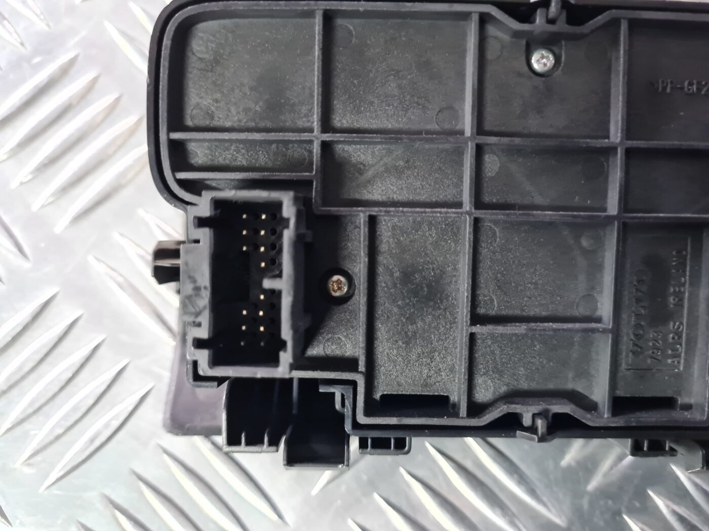 Multimēdijas pārslēgšanas slēdzis priekš VOLVO XC 60 2009 6 Multimēdijas pārslēgšanas slēdzis priekš VOLVO XC 60 2009