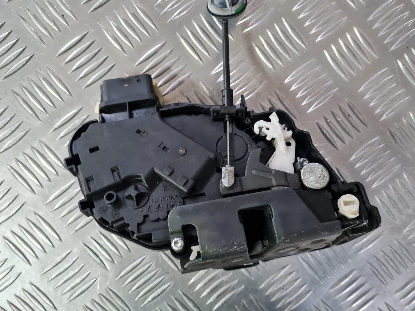 Aizmugurējo labo durvju slēdzene priekš VOLVO XC 60 2009 4 Aizmugurējo labo durvju slēdzene priekš VOLVO XC 60 2009