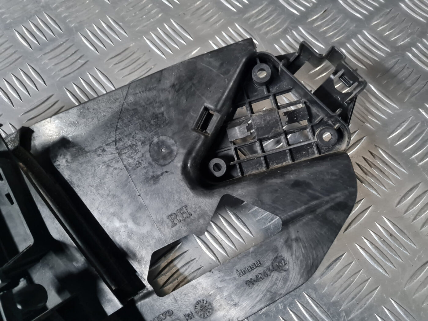 Durvju roktura iekšējais stiprinājums priekš VOLVO XC 60 2009