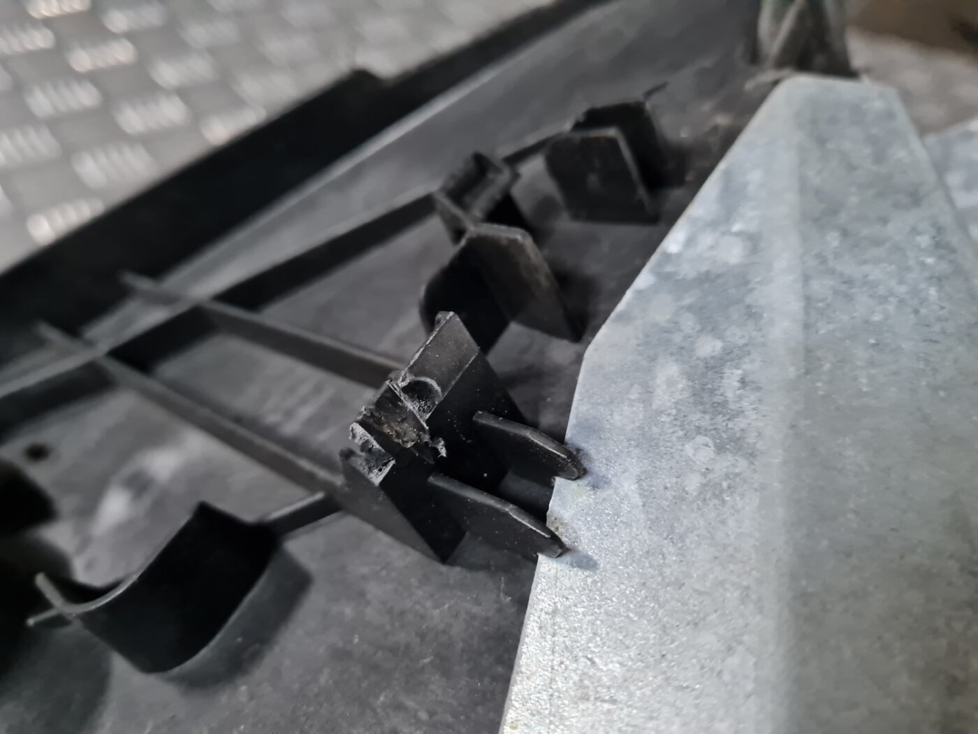 Durvju roktura iekšējais stiprinājums priekš VOLVO XC 60 2009