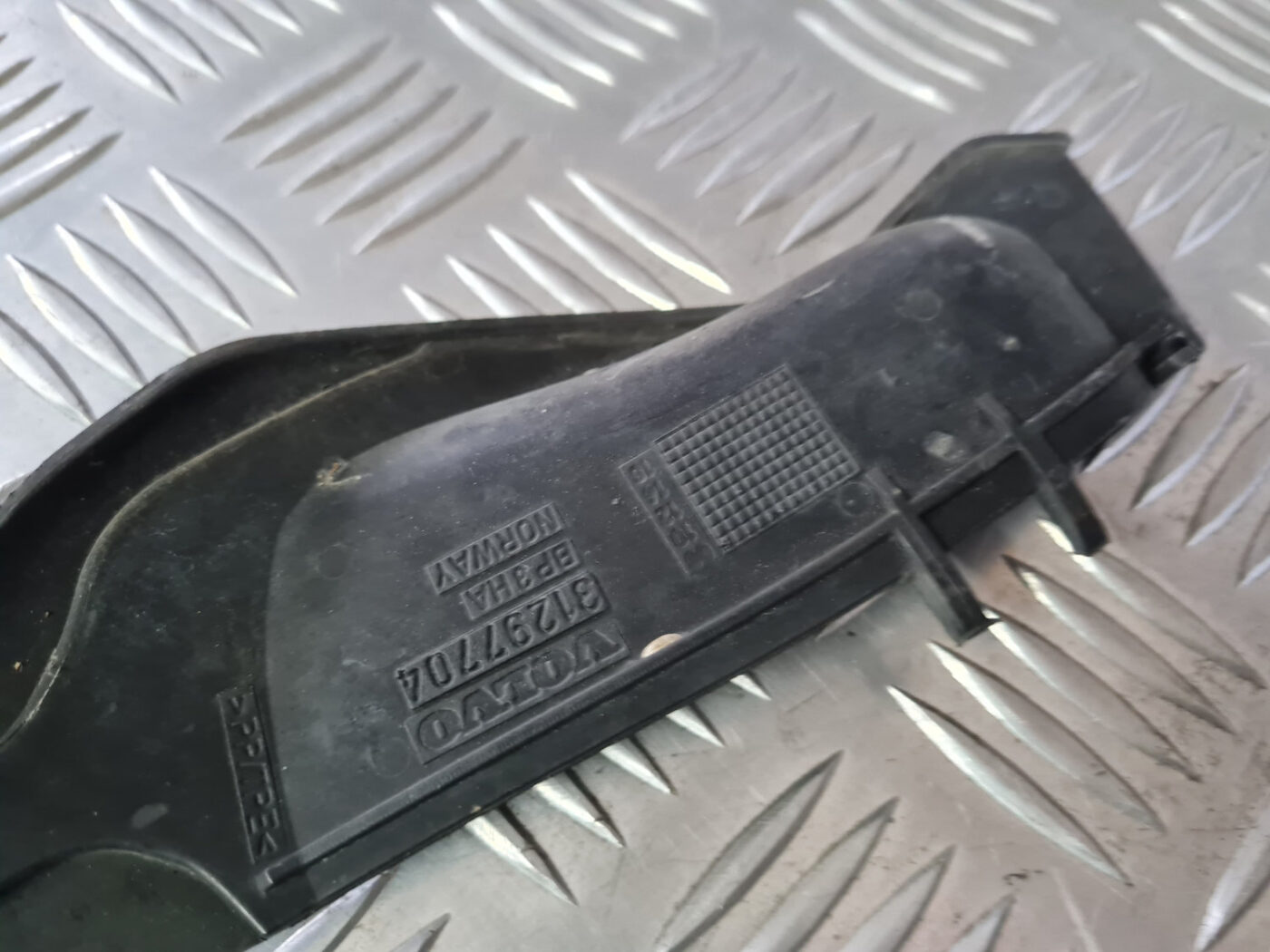 Vējstikla uzlika (deflektors) priekš VOLVO XC 60 2009 4 Vējstikla uzlika (deflektors) priekš VOLVO XC 60 2009