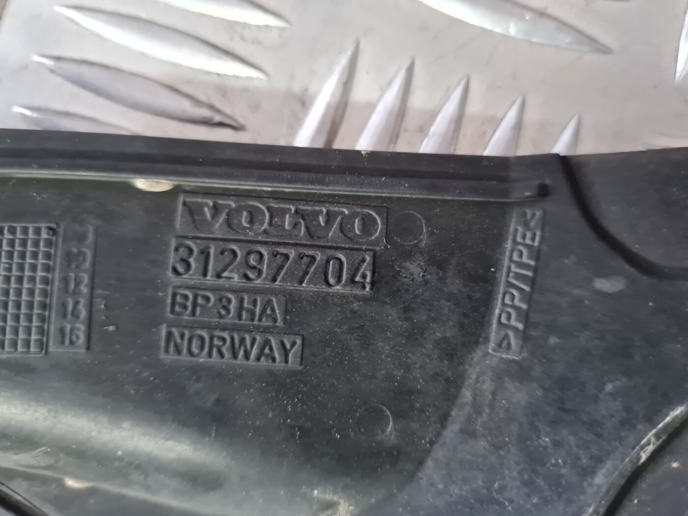 Vējstikla uzlika (deflektors) priekš VOLVO XC 60 2009 3 Vējstikla uzlika (deflektors) priekš VOLVO XC 60 2009