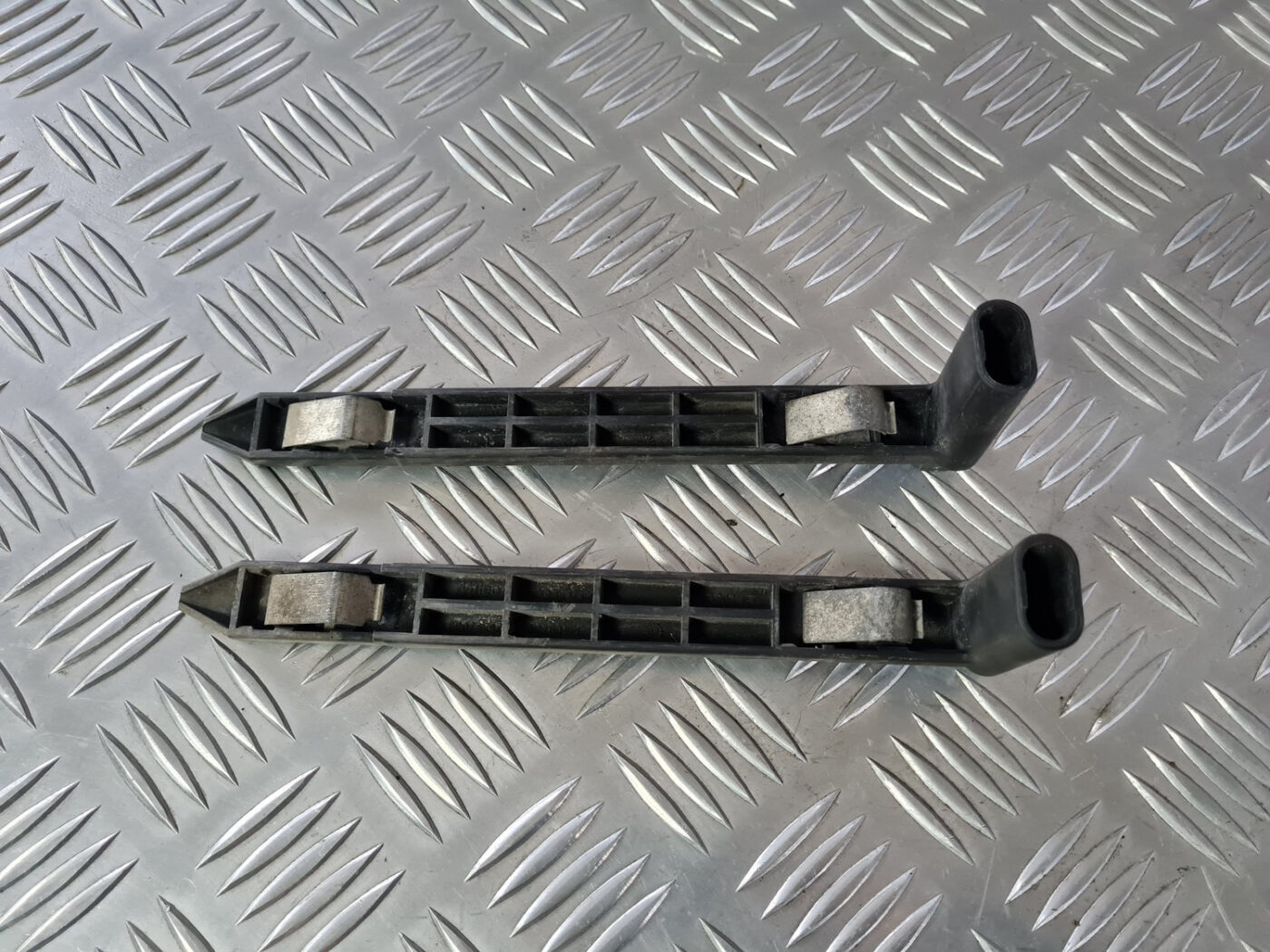 Priekšēja luktura kronšteins priekš VOLVO XC 60 2009 5 Priekšēja luktura kronšteins priekš VOLVO XC 60 2009