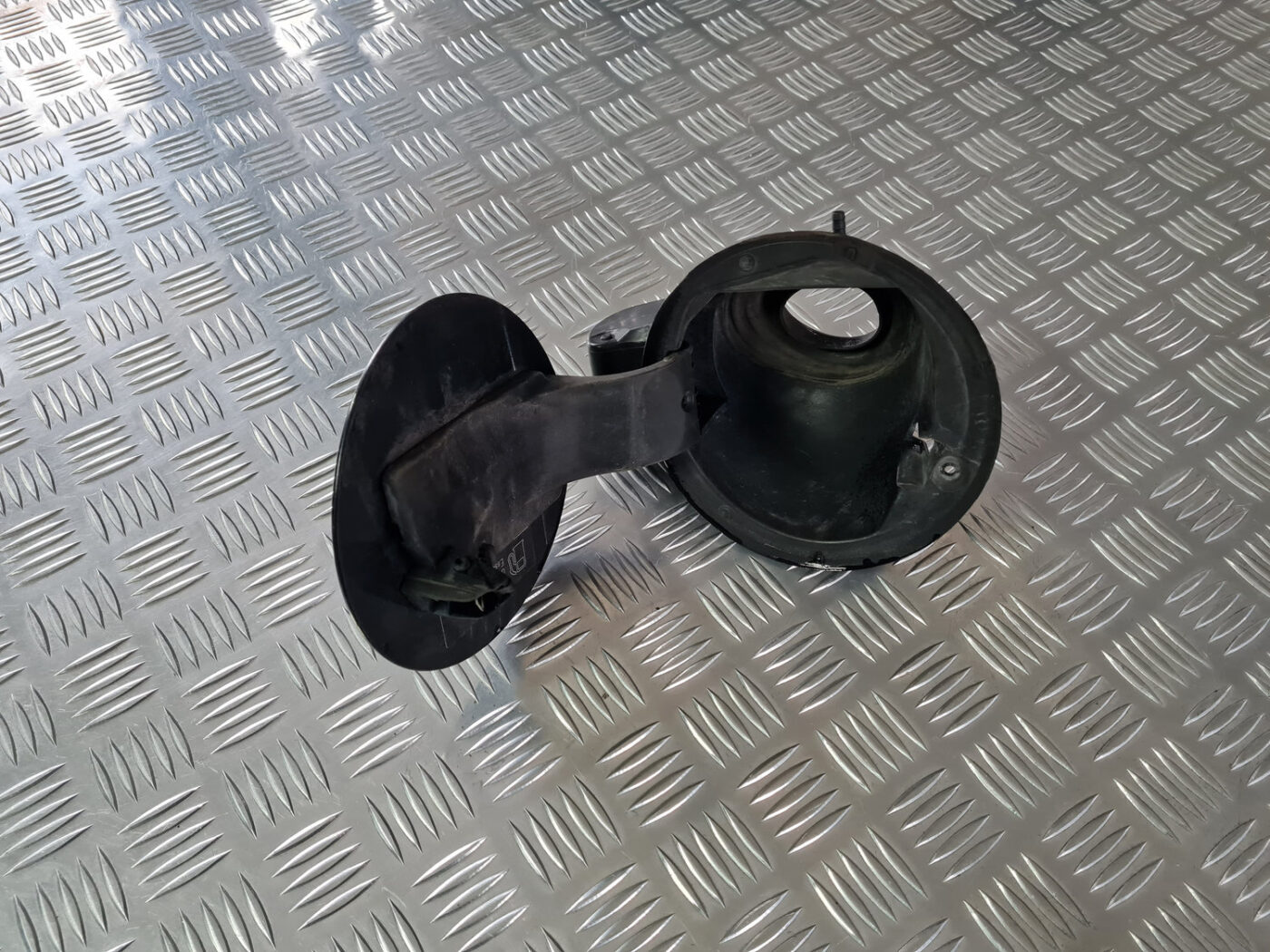 Degvielas tvertnes vāks priekš VOLVO XC 60 2009