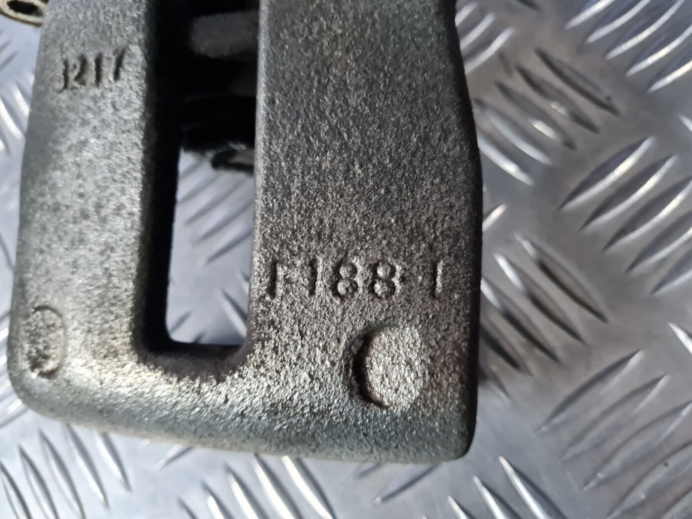 Aizmugurējais kreisais suports priekš VOLVO XC 60 2009 7 Aizmugurējais kreisais suports priekš VOLVO XC 60 2009