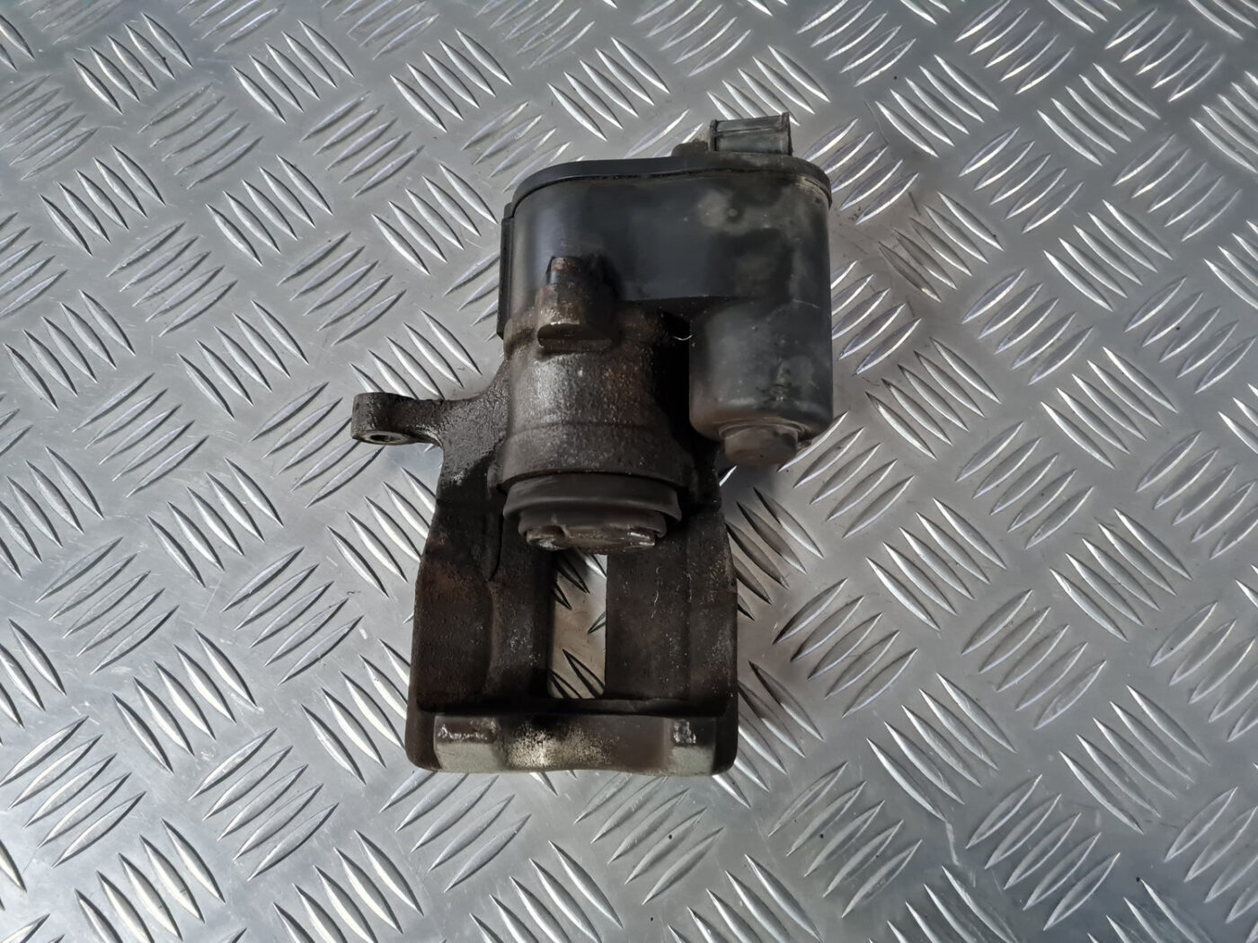 Aizmugurējais kreisais suports priekš VOLVO XC 60 2009 6 Aizmugurējais kreisais suports priekš VOLVO XC 60 2009