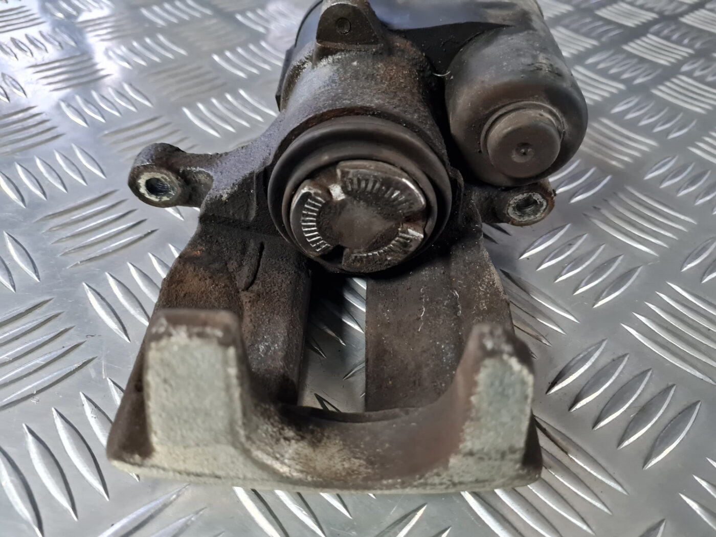 Aizmugurējais kreisais suports priekš VOLVO XC 60 2009 5 Aizmugurējais kreisais suports priekš VOLVO XC 60 2009