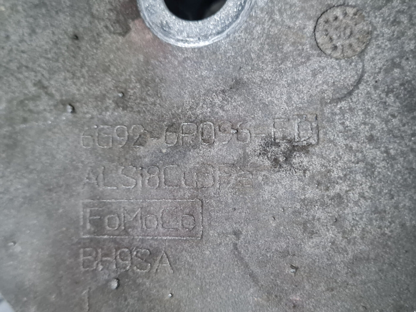 Dzinēja kronšteins priekš VOLVO XC 60 2009