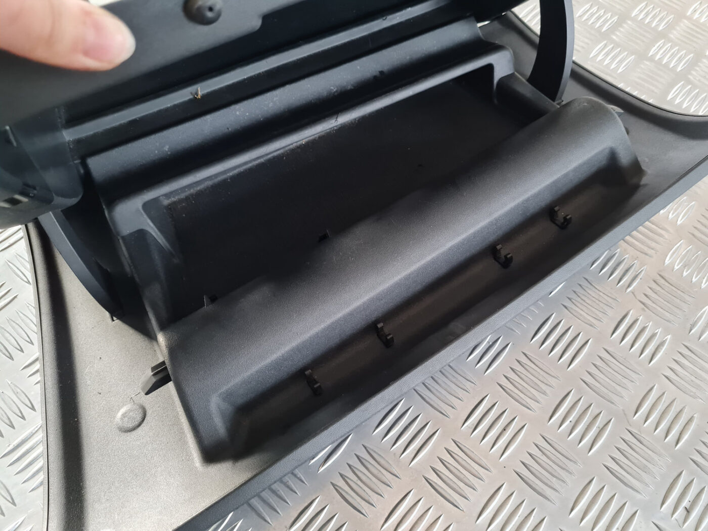 Mantu glabāšanas nodalījums pasažiera pusē priekš VOLVO XC 60 2009 4 Mantu glabāšanas nodalījums pasažiera pusē priekš VOLVO XC 60 2009