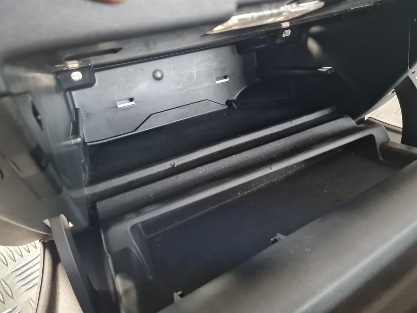 Mantu glabāšanas nodalījums pasažiera pusē priekš VOLVO XC 60 2009 3 Mantu glabāšanas nodalījums pasažiera pusē priekš VOLVO XC 60 2009