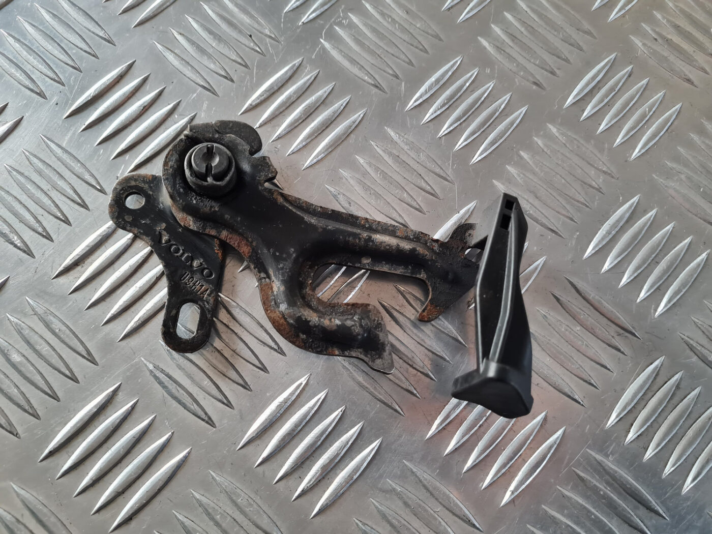 Pārsega atveršanas rokturis priekš VOLVO XC 60 2009 2 Pārsega atveršanas rokturis priekš VOLVO XC 60 2009