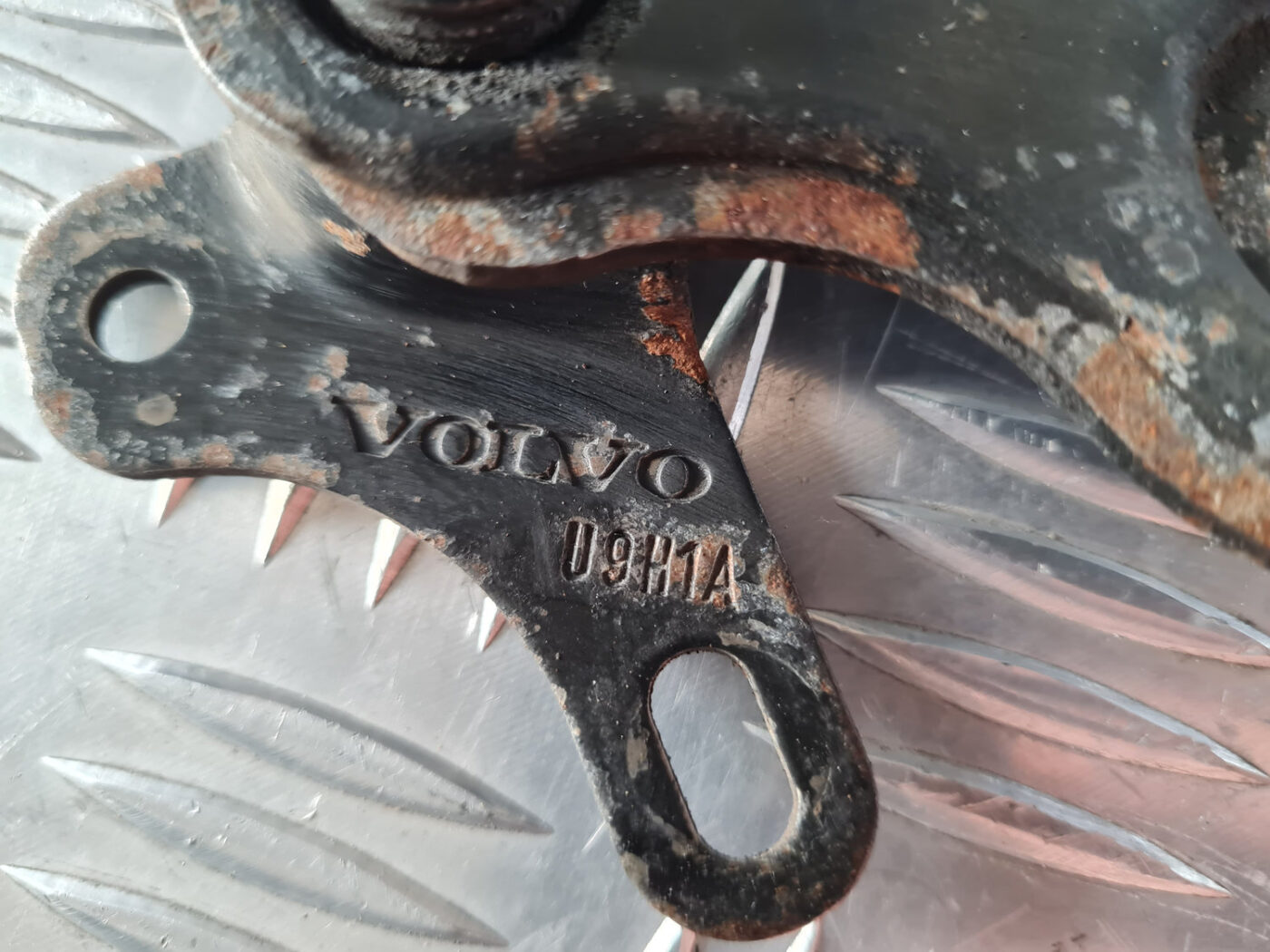 Pārsega atveršanas rokturis priekš VOLVO XC 60 2009 4 Pārsega atveršanas rokturis priekš VOLVO XC 60 2009