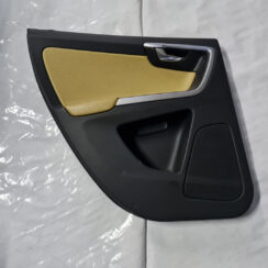 Aizmugurējo kreiso durvju apdare priekš VOLVO XC 60 2009