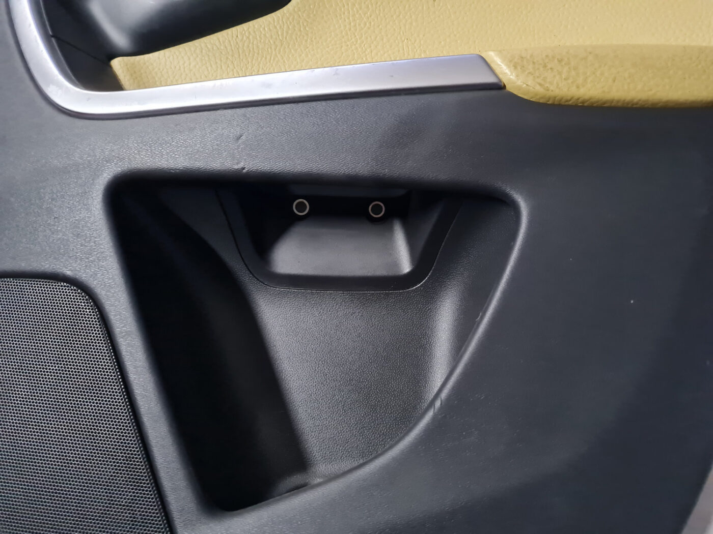 Aizmugurējo labo durvju apdare priekš VOLVO XC 60 2009 11 Aizmugurējo labo durvju apdare priekš VOLVO XC 60 2009