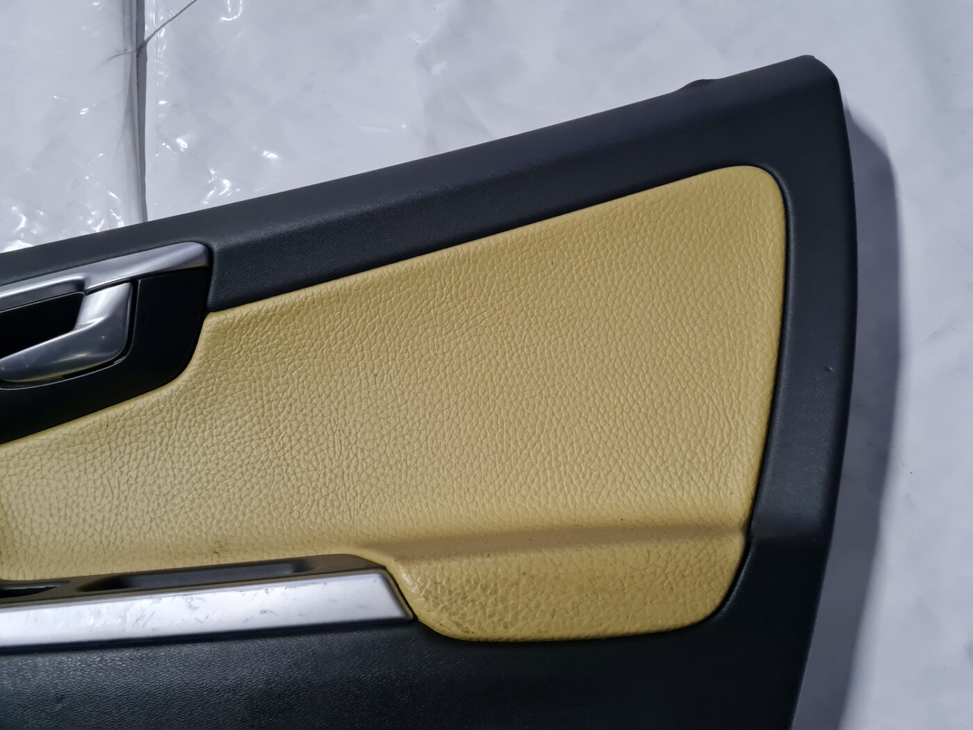 Aizmugurējo labo durvju apdare priekš VOLVO XC 60 2009 10 Aizmugurējo labo durvju apdare priekš VOLVO XC 60 2009