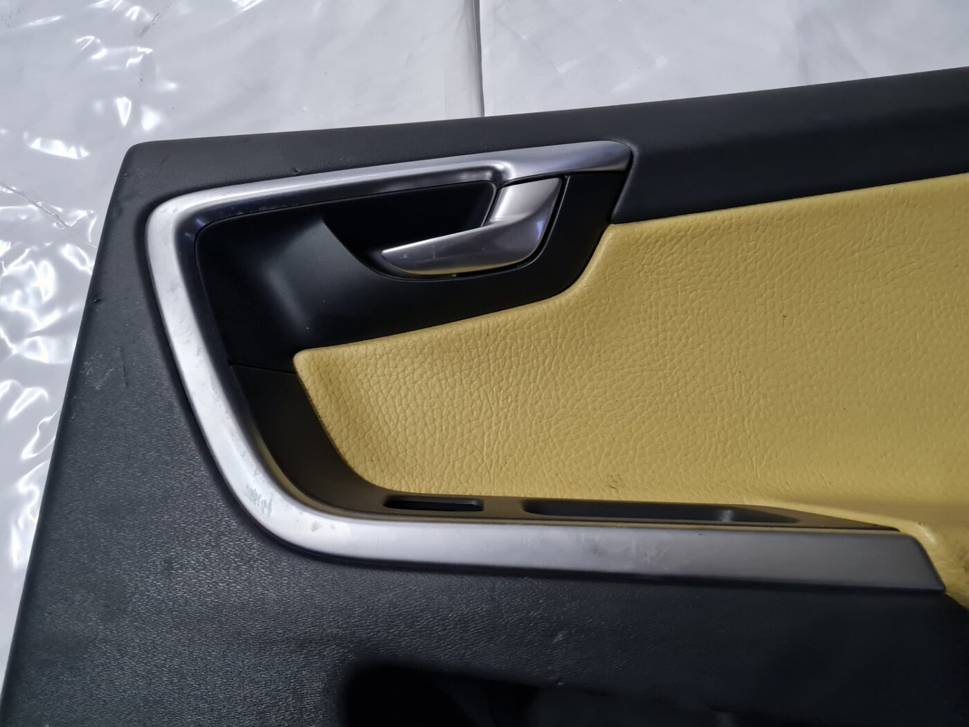 Aizmugurējo labo durvju apdare priekš VOLVO XC 60 2009 9 Aizmugurējo labo durvju apdare priekš VOLVO XC 60 2009