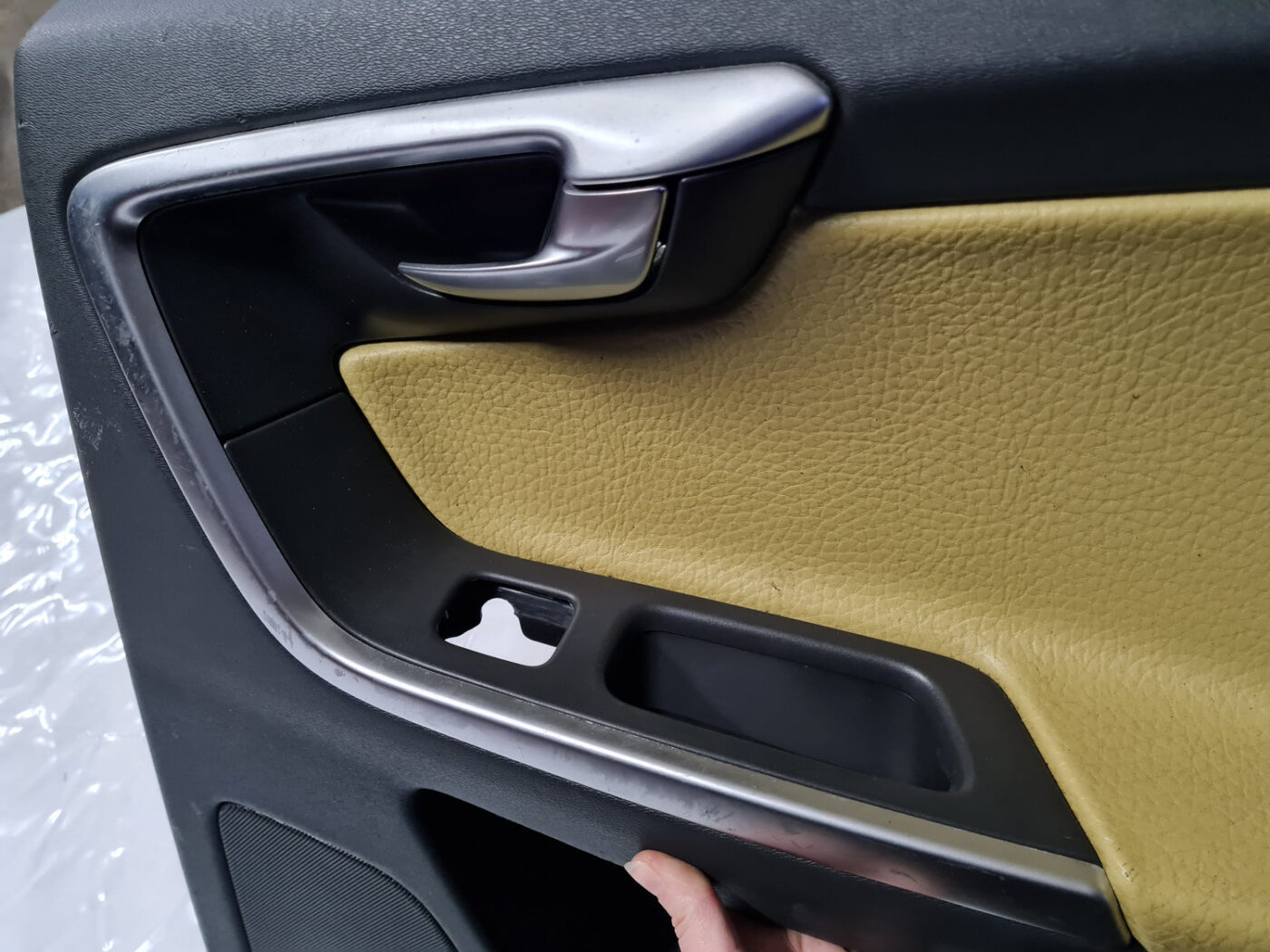 Aizmugurējo labo durvju apdare priekš VOLVO XC 60 2009 8 Aizmugurējo labo durvju apdare priekš VOLVO XC 60 2009