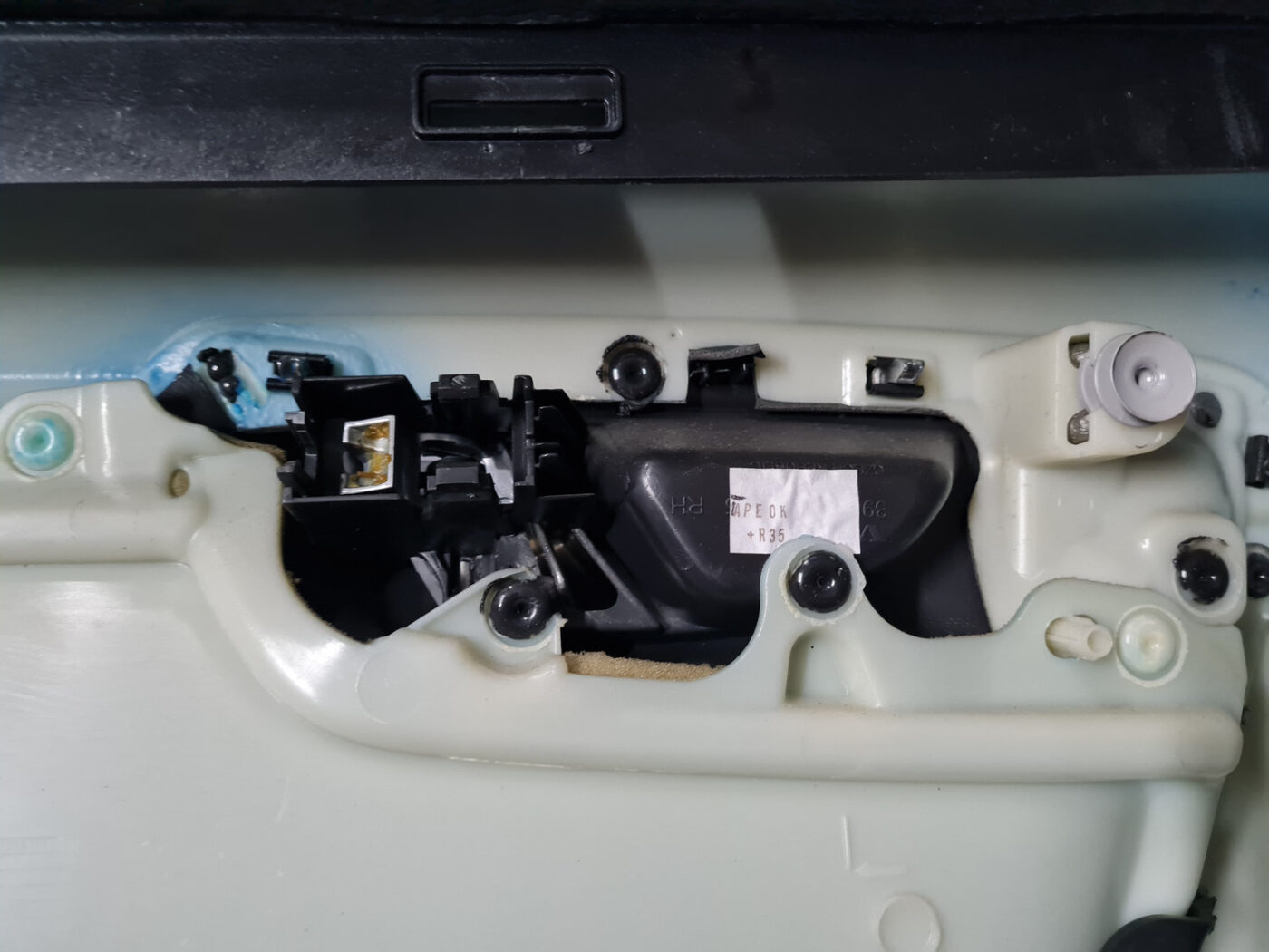 Aizmugurējo labo durvju apdare priekš VOLVO XC 60 2009 3 Aizmugurējo labo durvju apdare priekš VOLVO XC 60 2009