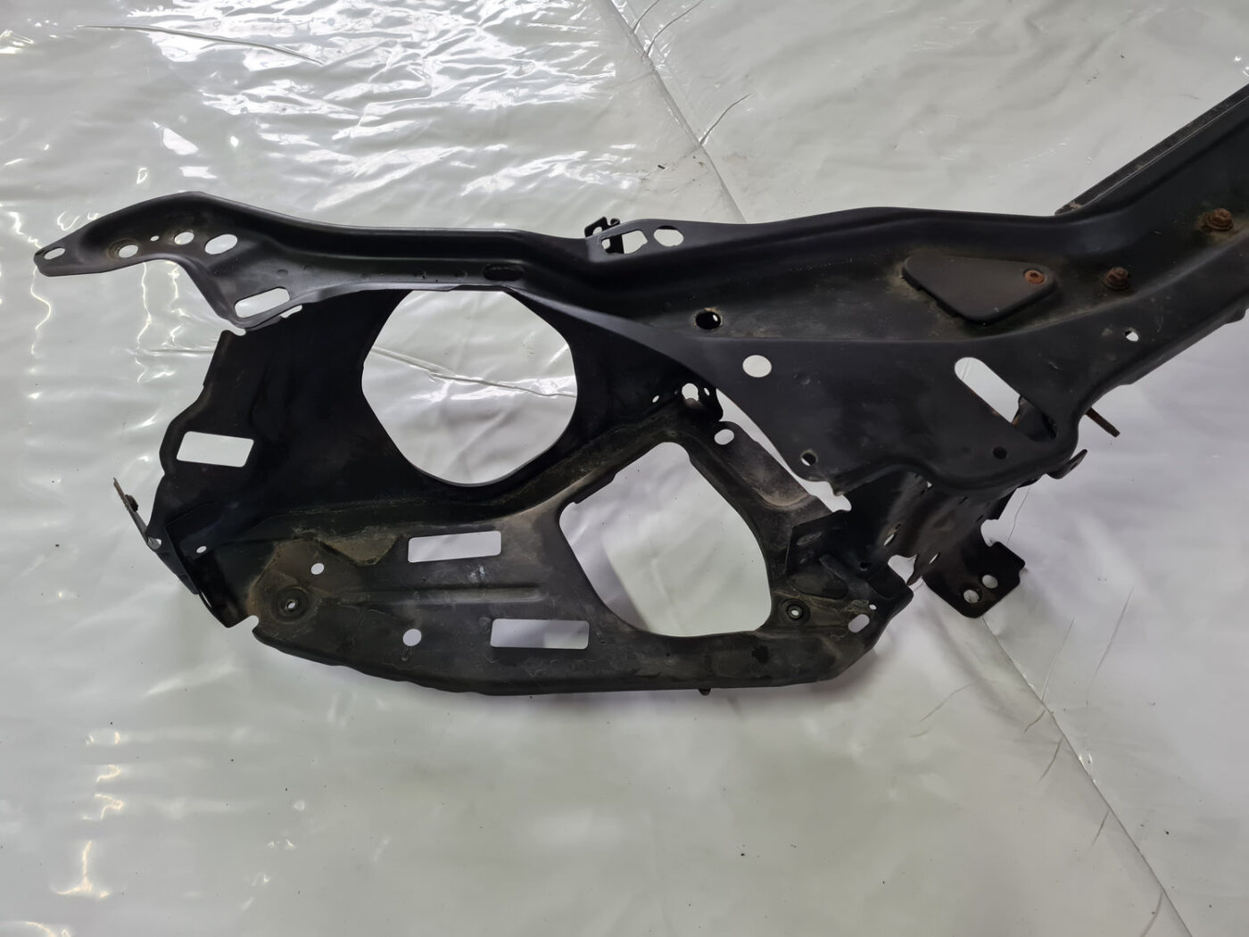 Priekšējā radiatora rāmja augšēja daļa priekš VOLVO XC 60 2009 2 Priekšējā radiatora rāmja augšēja daļa priekš VOLVO XC 60 2009