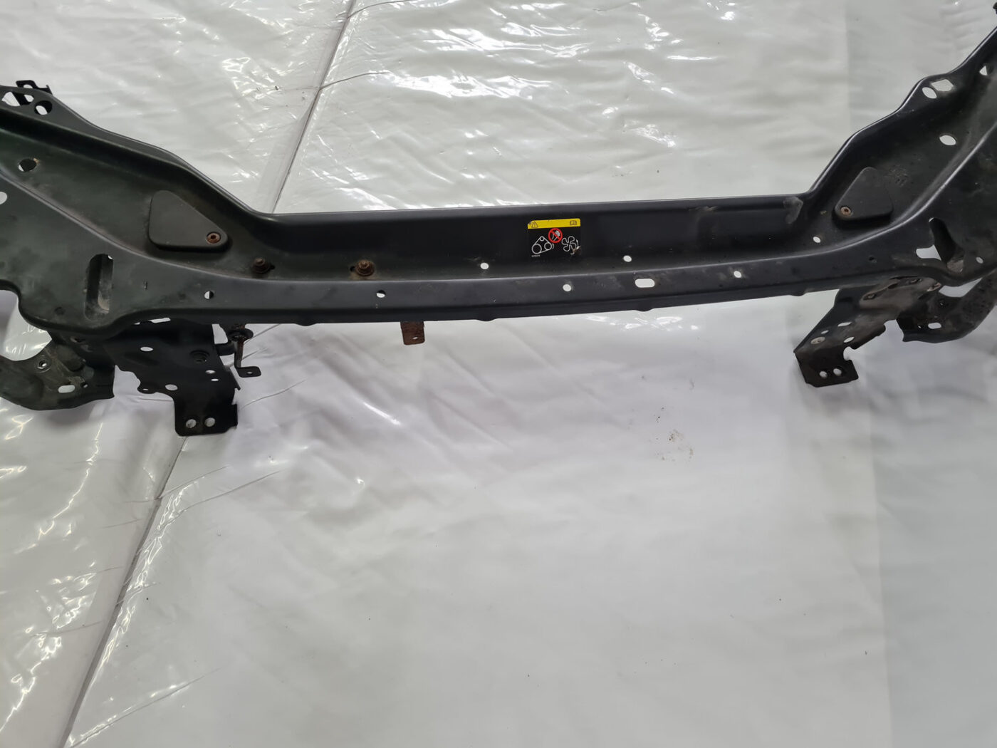 Priekšējā radiatora rāmja augšēja daļa priekš VOLVO XC 60 2009 13 Priekšējā radiatora rāmja augšēja daļa priekš VOLVO XC 60 2009