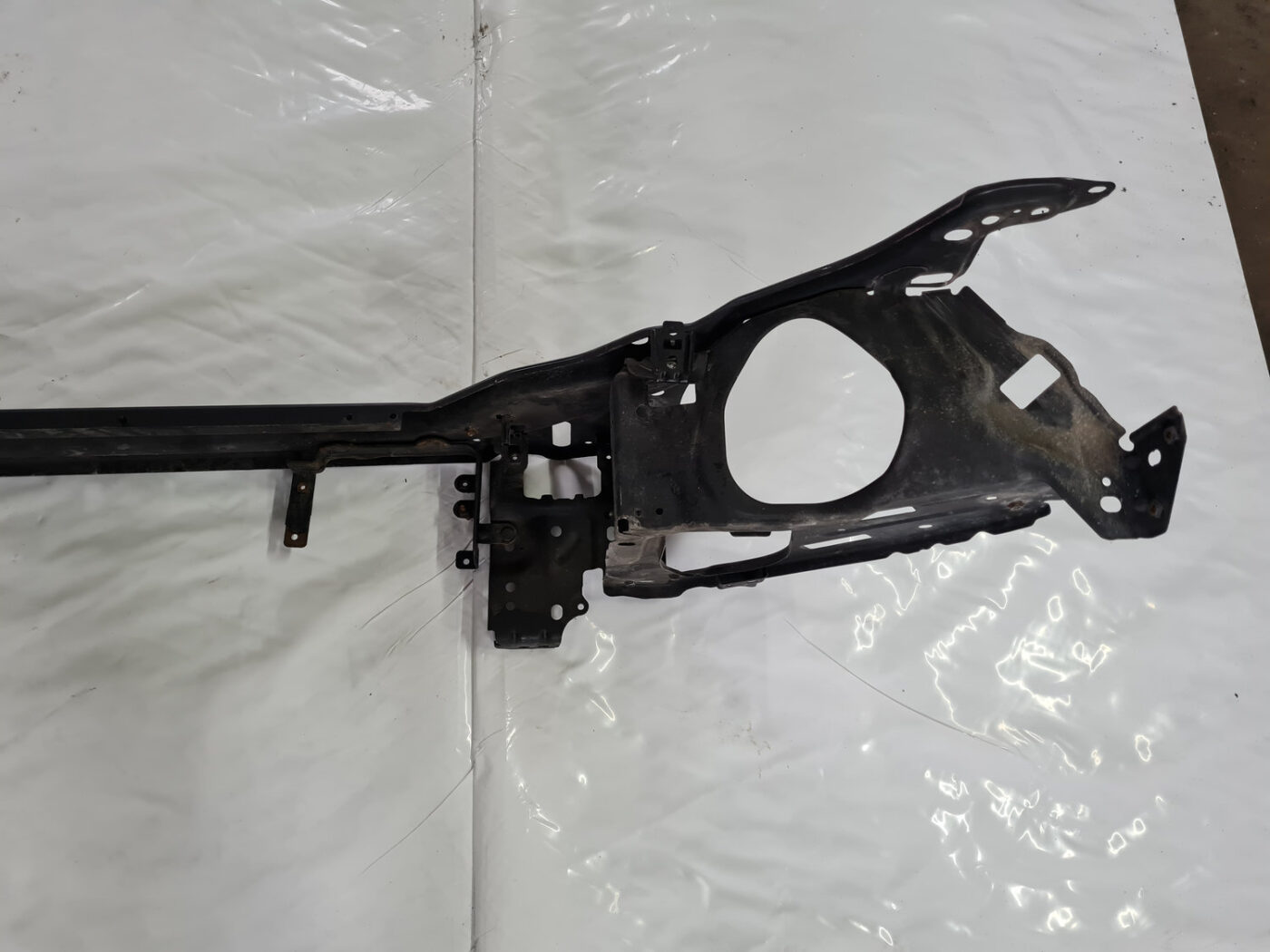 Priekšējā radiatora rāmja augšēja daļa priekš VOLVO XC 60 2009 4 Priekšējā radiatora rāmja augšēja daļa priekš VOLVO XC 60 2009