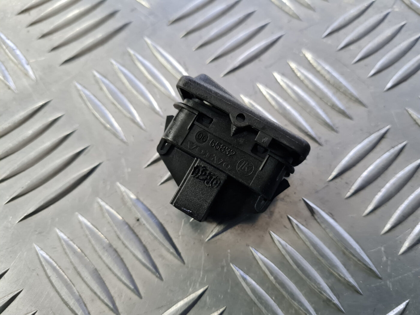 Atvēršanas/aizvēršanas poga priekš VOLVO C30 2009 2 Atvēršanas/aizvēršanas poga priekš VOLVO C30 2009