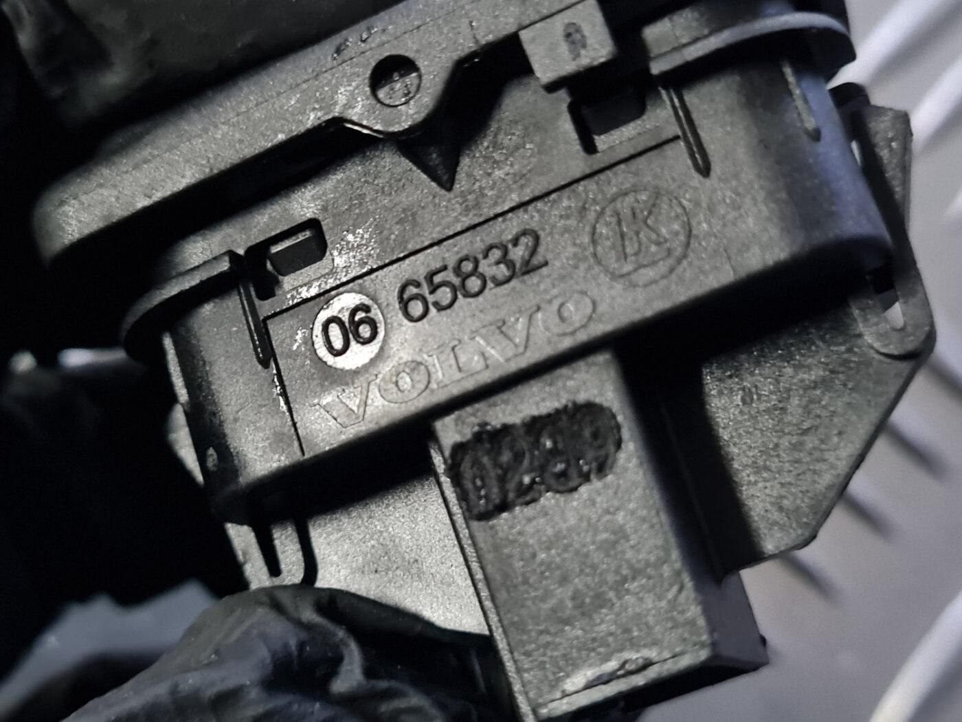 Atvēršanas/aizvēršanas poga priekš VOLVO C30 2009 4 Atvēršanas/aizvēršanas poga priekš VOLVO C30 2009