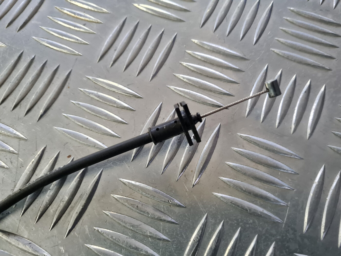 Priekšējo kreiso durvju slēdzene priekš VOLVO C30 2009 8 Priekšējo kreiso durvju slēdzene priekš VOLVO C30 2009